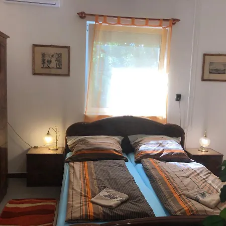 Apartmanhaz Apartment *